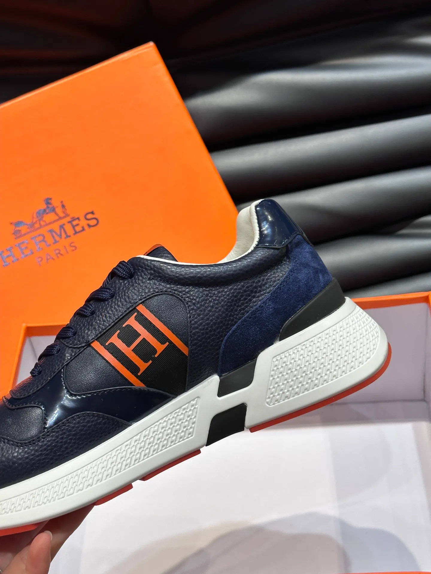 Factory price: 520💰HERMES/Hermes Hugo thick-soled sneakers are casual men's shoes. These sneakers are made of imported first-layer cowhide leather and breathable mesh design. The contrasting color design creates a dynamic and modern shape. The front end of the toe is decorated with natural-color rubber inlays, making it novel and fashionable. The texture is incomparable, with cowhide lining and cowhide foot pads, the upper foot is comfortable and breathable, and the rubber sole is decorated with geometric patterns and iconic "H" details. A very personal one! Size: 39-44 (customized at 38.45)